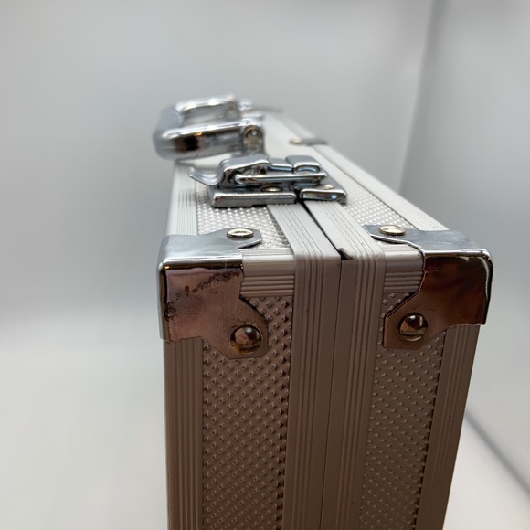 Premium Casino Style Poker Set Poker Chips, Cards, & More with Carrying Case - Picture 13 of 16